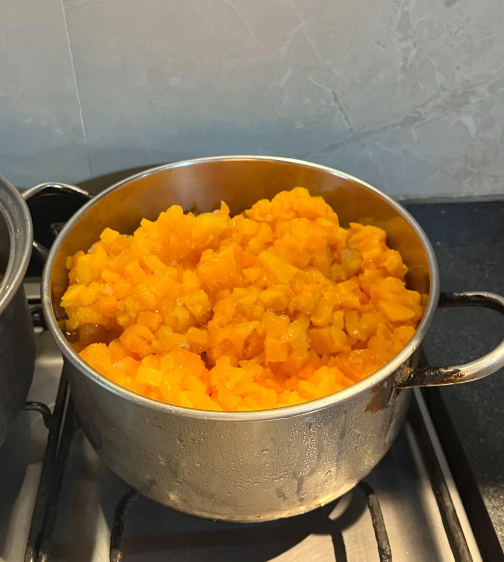Una olla de duraznos cortados en la cocina de Málaga