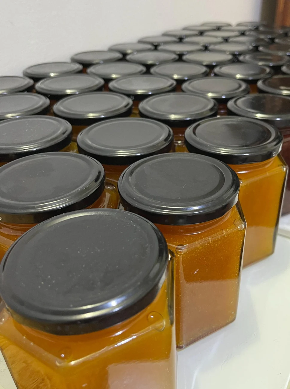 Frascos de mermelada cerrados después de la elaboración